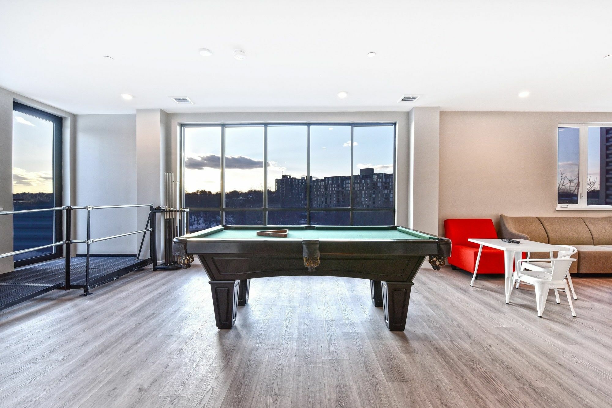 Global Luxury Suites At Longwood บรูคไลน์ ภายนอก รูปภาพ